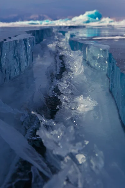 Grandes fissures à la surface de la glace . — Photo