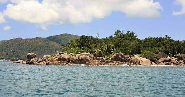 Lindas pedras de granito enorme na Ilha Curieuse no Oceano Índico . — Fotografia de Stock