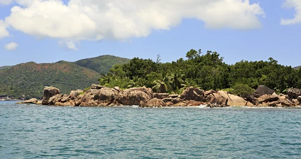 Beautiful Huge granite boulders on Curieuse Island in Indian Ocean. — Stock Photo, Image