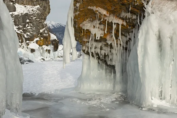 Τεράστια icicles στα βράχια. — Φωτογραφία Αρχείου