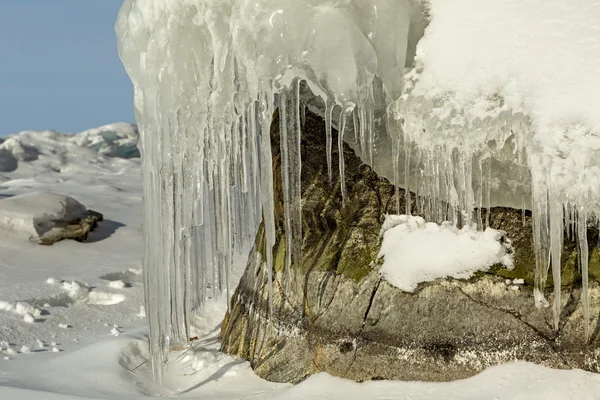 Schöne Eiszapfen auf Felsen. — Stockfoto