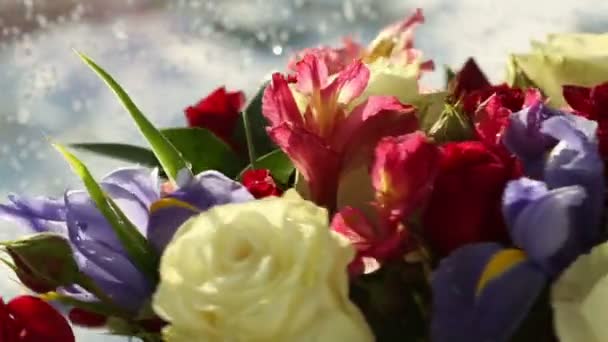 Bellissimo bouquet di rose, iris e alstroemeria ruota . — Video Stock