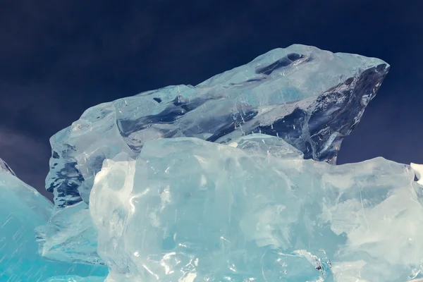 Klumpen von klarem Eis am Himmel Hintergrund. — Stockfoto