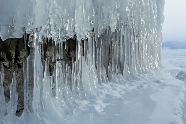 Icicles enormes em rochas . — Fotografia de Stock