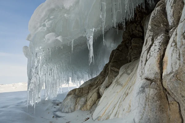 Schöne Eiszapfen auf Felsen. — Stockfoto