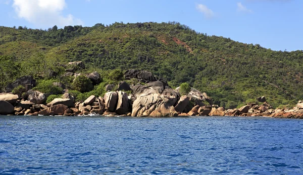 D'énormes blocs de granit sur l'île de Praslin dans l'océan Indien . — Photo