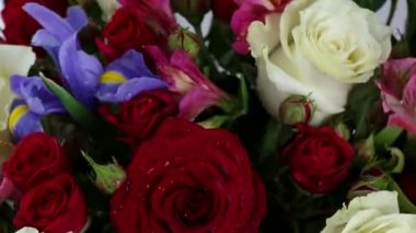 Güzel buket gül, Iris ve hızlı bir şekilde döndürme alstroemeria.