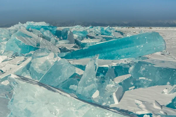 Klumpen blauen Eises auf dem Schnee. — Stockfoto