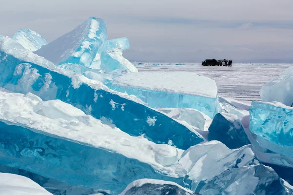 Expédition de personnes et de voitures dans la glace . — Photo