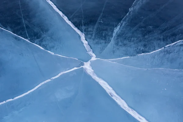 Grietas en el hielo. —  Fotos de Stock