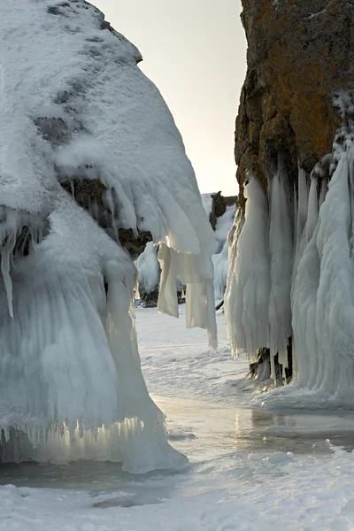 Schöne Eiszapfen auf Felsen. — Stockfoto