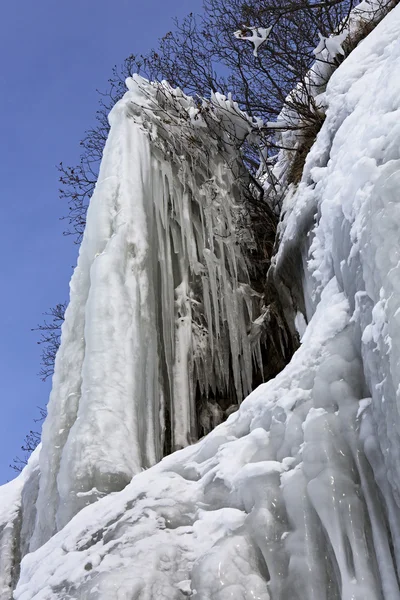 Kayaların üzerinde güzel buz sarkıtları. — Stok fotoğraf