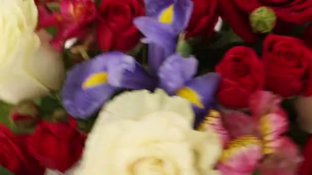 Όμορφη ανθοδέσμη τριαντάφυλλων, ίριδας και στάχια γρήγορα περιστρεφόμενη. — Αρχείο Βίντεο