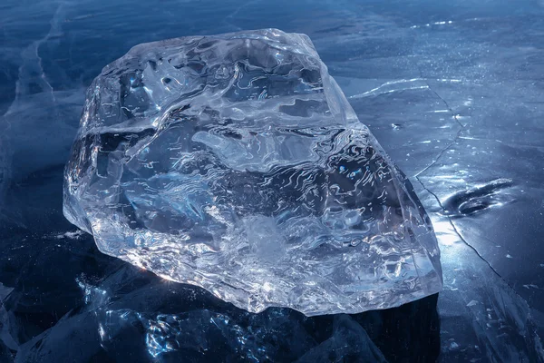 Hermoso bloque transparente de hielo . — Foto de Stock