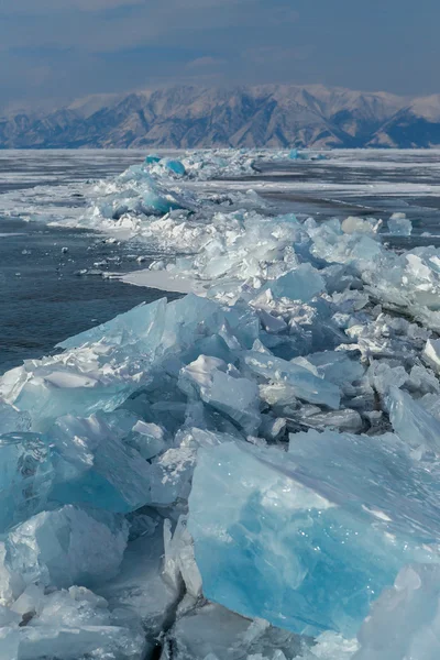 Grandi blocchi di crepa di ghiaccio . — Foto Stock