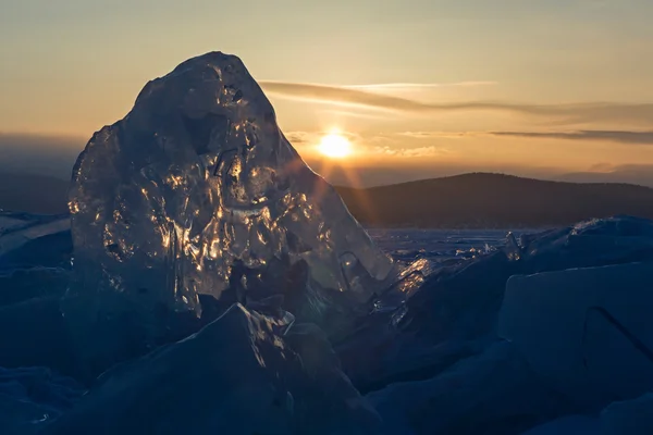 Le soleil se lève sur les floes de glace . — Photo