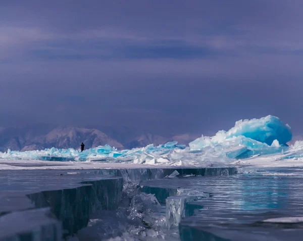 Grandes grietas en la superficie del hielo . —  Fotos de Stock