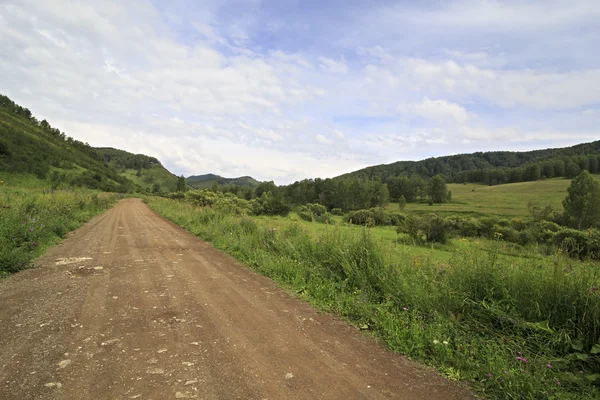 Bella strada tra le montagne . — Foto Stock