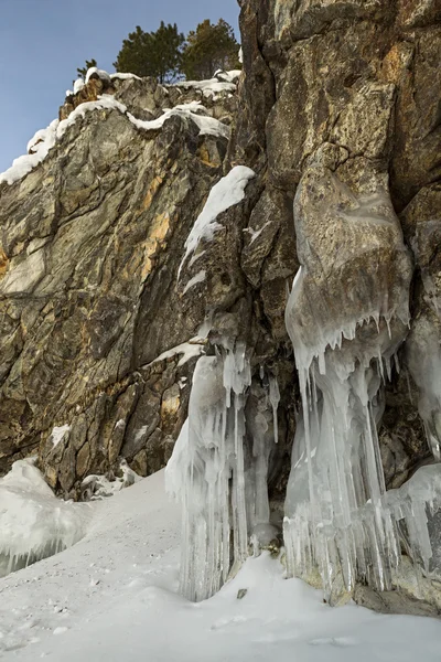 Schöne Eiszapfen auf Felsen. — Stockfoto