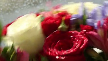 Güzel buket gül, Iris ve hızlı bir şekilde döndürme alstroemeria.