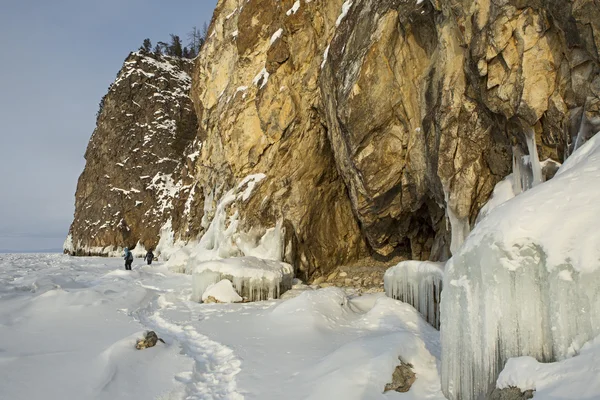 Icicles πάνω στα βράχια και αμέτρητες θαλάσσιες σπήλιιές. — Φωτογραφία Αρχείου