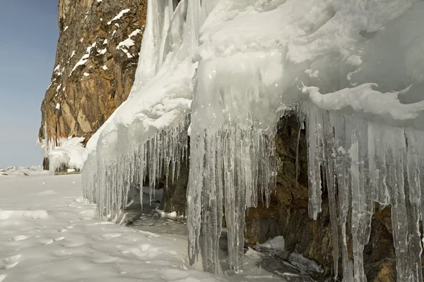 Riesige Eiszapfen auf Felsen. — Stockfoto