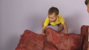 Torunları ile oynarken mutlu neşeli kadın.