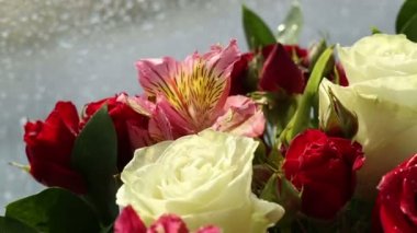 Güzel buket gül, Iris ve alstroemeria döner.