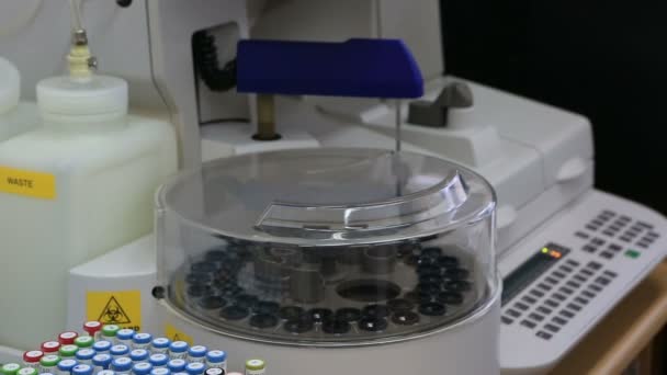 Обеспечение оптимальных решений для проверки аллергии и автоиммунитета с использованием передовых технологий — стоковое видео