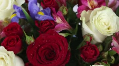 Güzel buket gül, Iris ve alstroemeria döner.