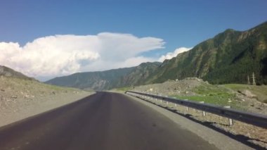 Chuysky Trakt Altay dağlarında seyahat.