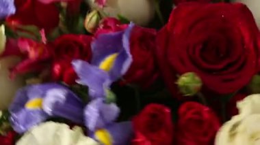 Güzel buket gül, Iris ve hızlı bir şekilde döndürme alstroemeria.
