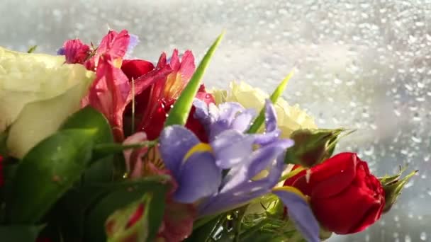 Mooi boeket rozen, iris en alstroemeria draait. — Stockvideo