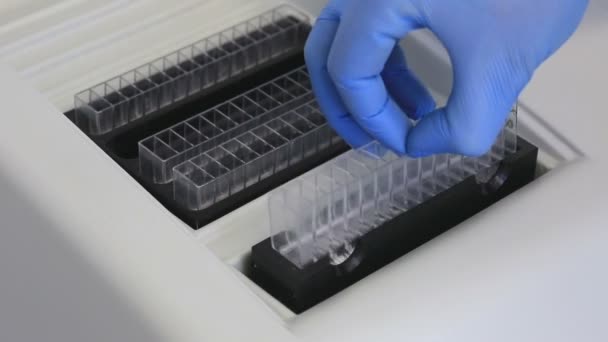 Halbautomatisches biochemisches Analysegerät mit 15 Kanälen. — Stockvideo