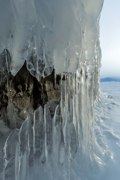 IJsstalactieten en stalagmieten in de rots. — Stockfoto