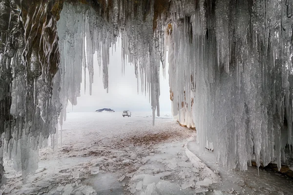 Vorhang aus Eiszapfen aus der Höhle. — Stockfoto