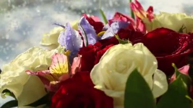 Güzel buket gül, Iris ve alstroemeria döner.