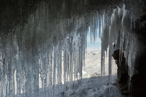 A barlangból jégcsapok függöny. — Stock Fotó
