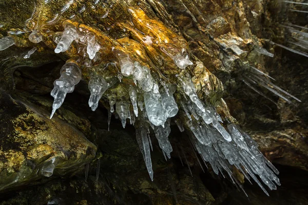 Glaces transparentes sur le plafond de la grotte . — Photo