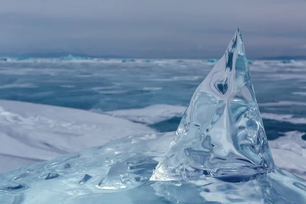 Hermoso bloque transparente de hielo . —  Fotos de Stock