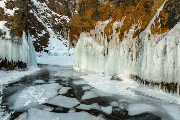 투명에서 흰색 빙원 및 바위에 서 리. — 스톡 사진