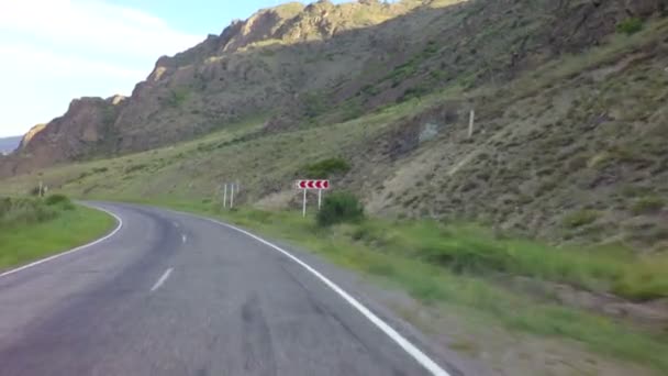 Anreise mit dem Auto auf dem Chuysky Trakt im Altai-Gebirge. — Stockvideo