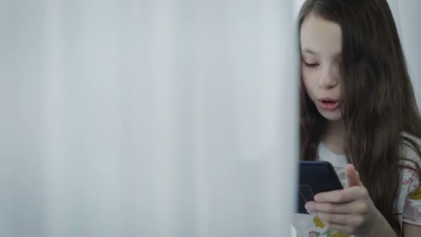 Hermosa niña jugando juego en la tableta . — Vídeos de Stock