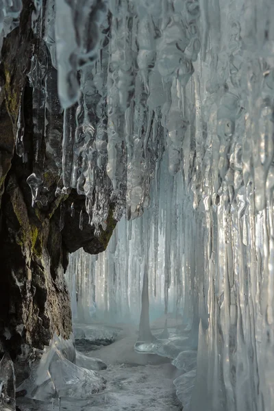 Eisstalaktiten und Stalagmiten im Fels. — Stockfoto