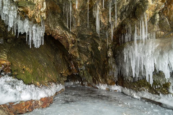 차가워요와 절벽에 다 색된 돌 동굴. — 스톡 사진