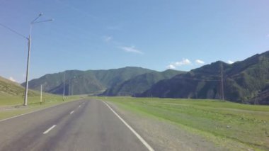 Altay dağlarında Chuysky Trakt üzerinde araba ile seyahat.