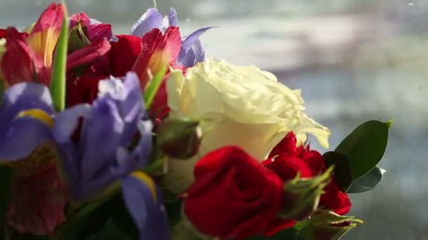 Mooi boeket rozen, iris en alstroemeria draait. — Stockvideo