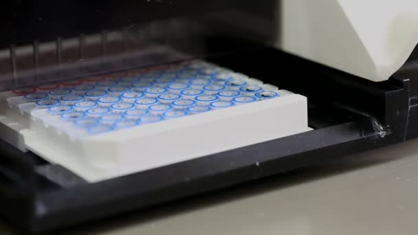 Виготовлена мікроплита в компактному програмованому 8-канальному аспіраторі мийки — стокове відео