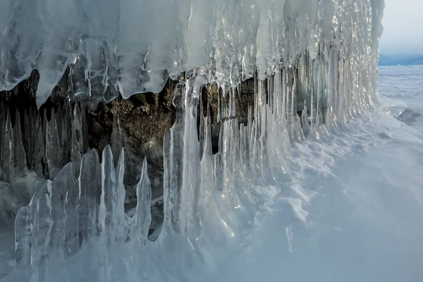 IJsstalactieten en stalagmieten in de rots. — Stockfoto