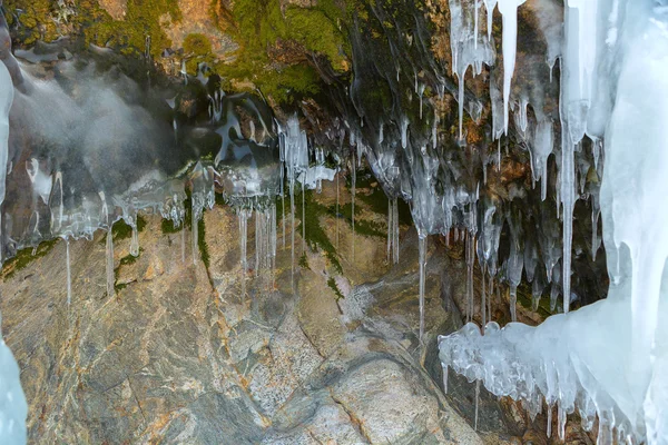 Obrovské rampouchy na útesu. — Stock fotografie